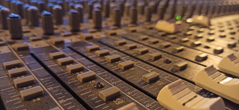 Mixer analogico 32 canali studio di registrazione/mixing/mastering Torino