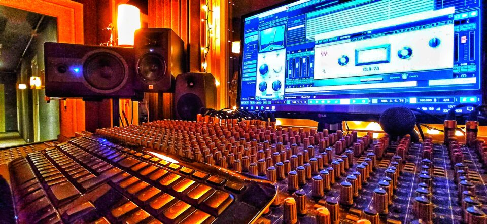 Sala regia con mixer analogico Mackie 32.8 studio di registrazione/mixing/mastering Torino